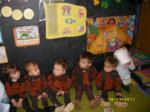 Niños disfrazados sentados junto a la pared