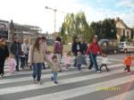 De camino al mercado, padres y niños cruzando un paso de cebra