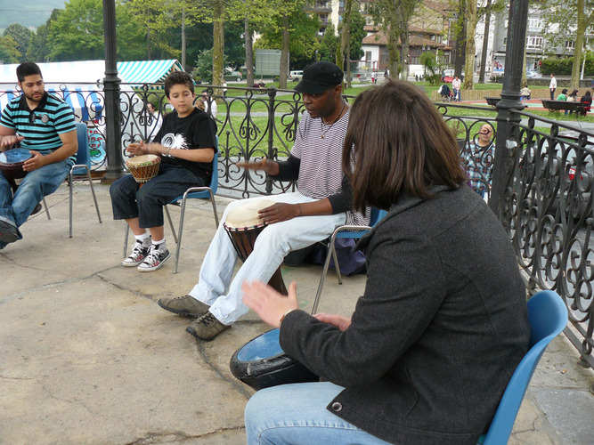 Grupo de personas aprendiendo a tocar el timbal.