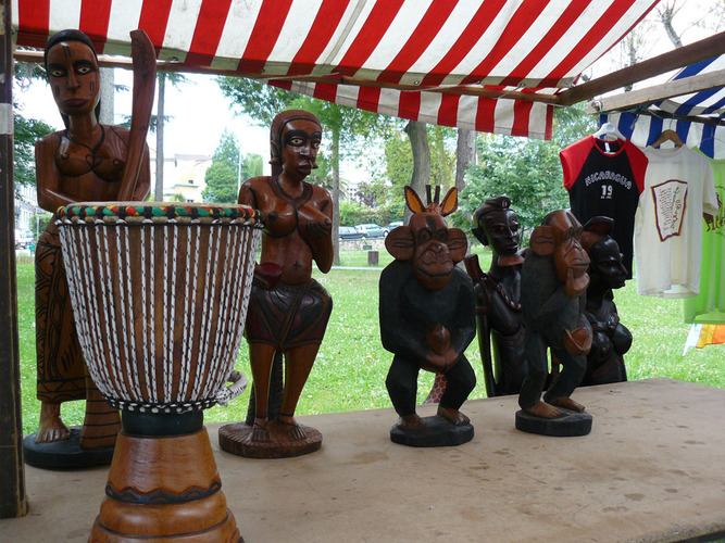 Figuras talladas en madera con motivos indígenas.