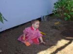 Un niño jugando con tierra en el patio del colegio