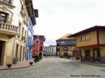 Colorista, vista de una calle de Grado, resaltando el color de los edificios
