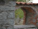 Ventana al parque, vista del parque a través de un arco de piedra