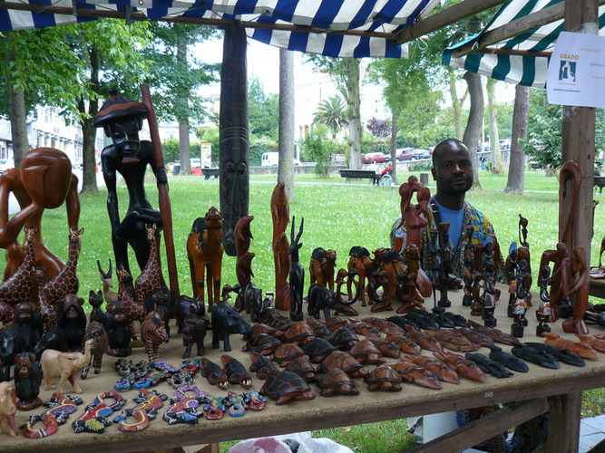 Puesto de figuras talladas en madera con motivos africanos.