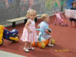 Dos niños jugando con en el patio del colegio