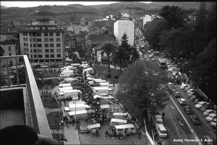 Visión aérea del mercado del Grado antigüo.