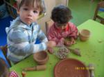 Dos niños cascando cacahuetes en una mesa