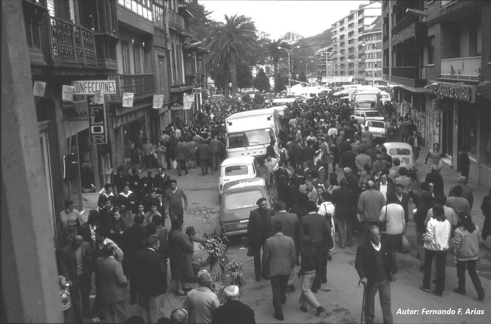 Foto del Grado antigüo, con las calles repletas de gente por el mercado.